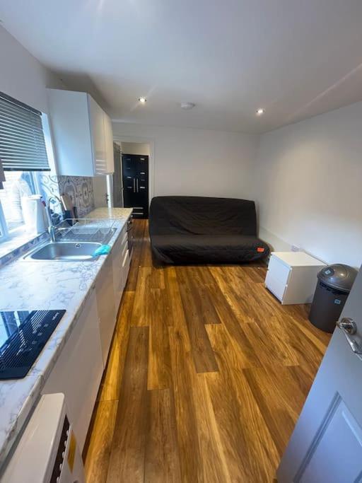 One Bedroom Annex With Private Entrance Morden  Exterior foto