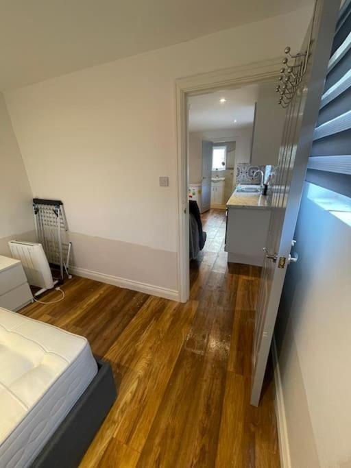 One Bedroom Annex With Private Entrance Morden  Exterior foto