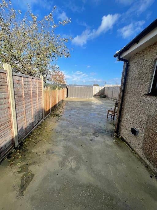 One Bedroom Annex With Private Entrance Morden  Exterior foto